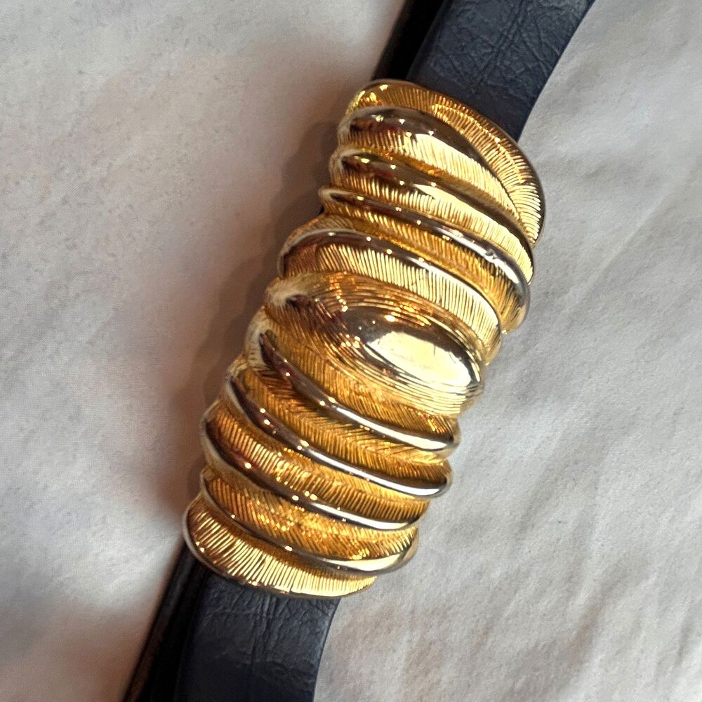 Vintage Dotty Smith Gold Tone Large Buckle Feathered Etched Blue Leather Belt